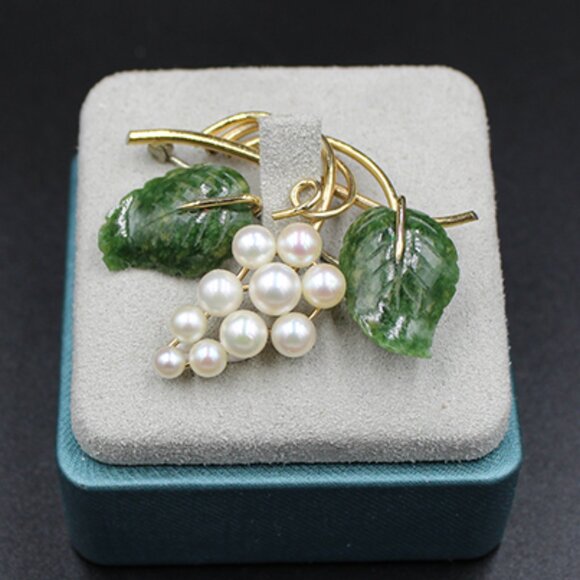 KREMENTZ JADE AND PEARL BROOCH AND EARRINGS - Picture 2 of 10
